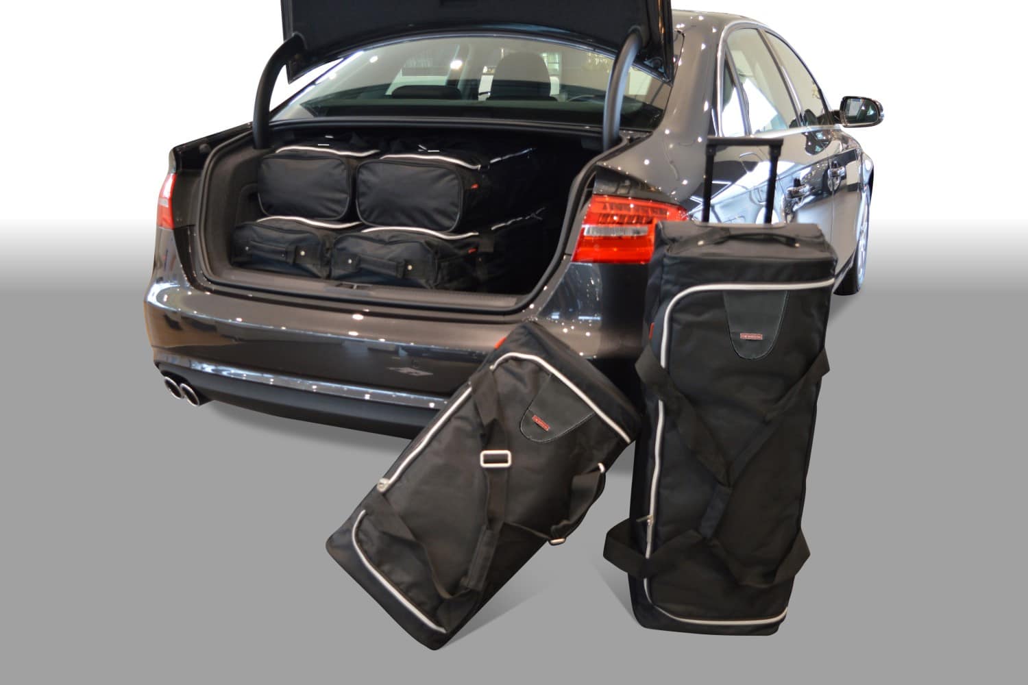 a21401s-audi-a4-sedan-2008-2015-car-bags-1.jpg Reistassenset geschikt voor Audi A4 (B8) 2008-2015 4-deurs sedan Original - Afbeelding 1