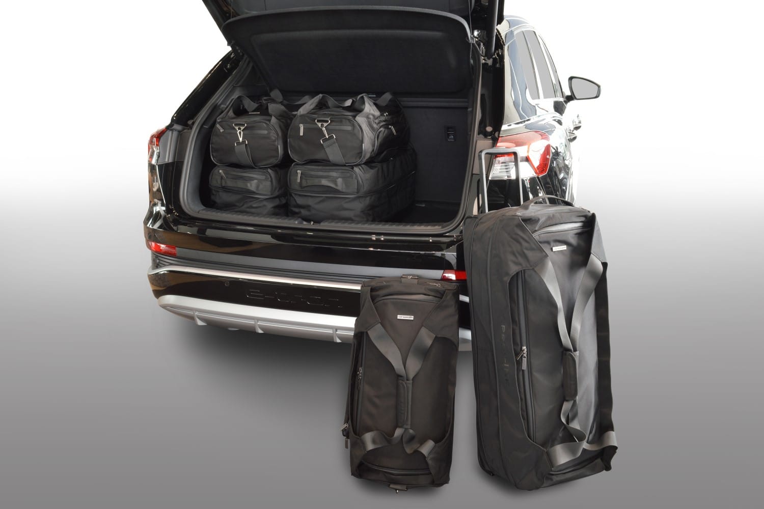 a25601sp-audi-q4-e-tron-fz-2021-travel-bag-set-1.jpg Reistassenset geschikt voor Audi Q4 e-tron (FZ) 2021-heden Pro.Line - Afbeelding 1