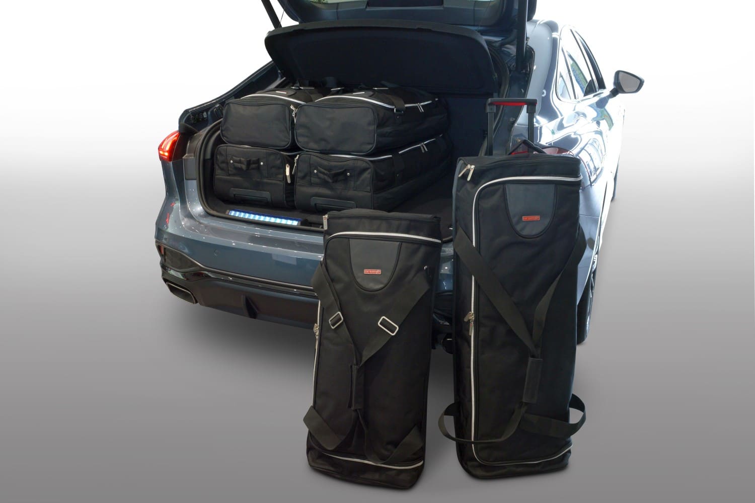 a28001s-audi-a5-limousine-fu-2024-car-bags-1.jpg Reistassenset geschikt voor Audi A5 Limousine (FU) 2024-heden 5-deurs hatchback Original - Afbeelding 1