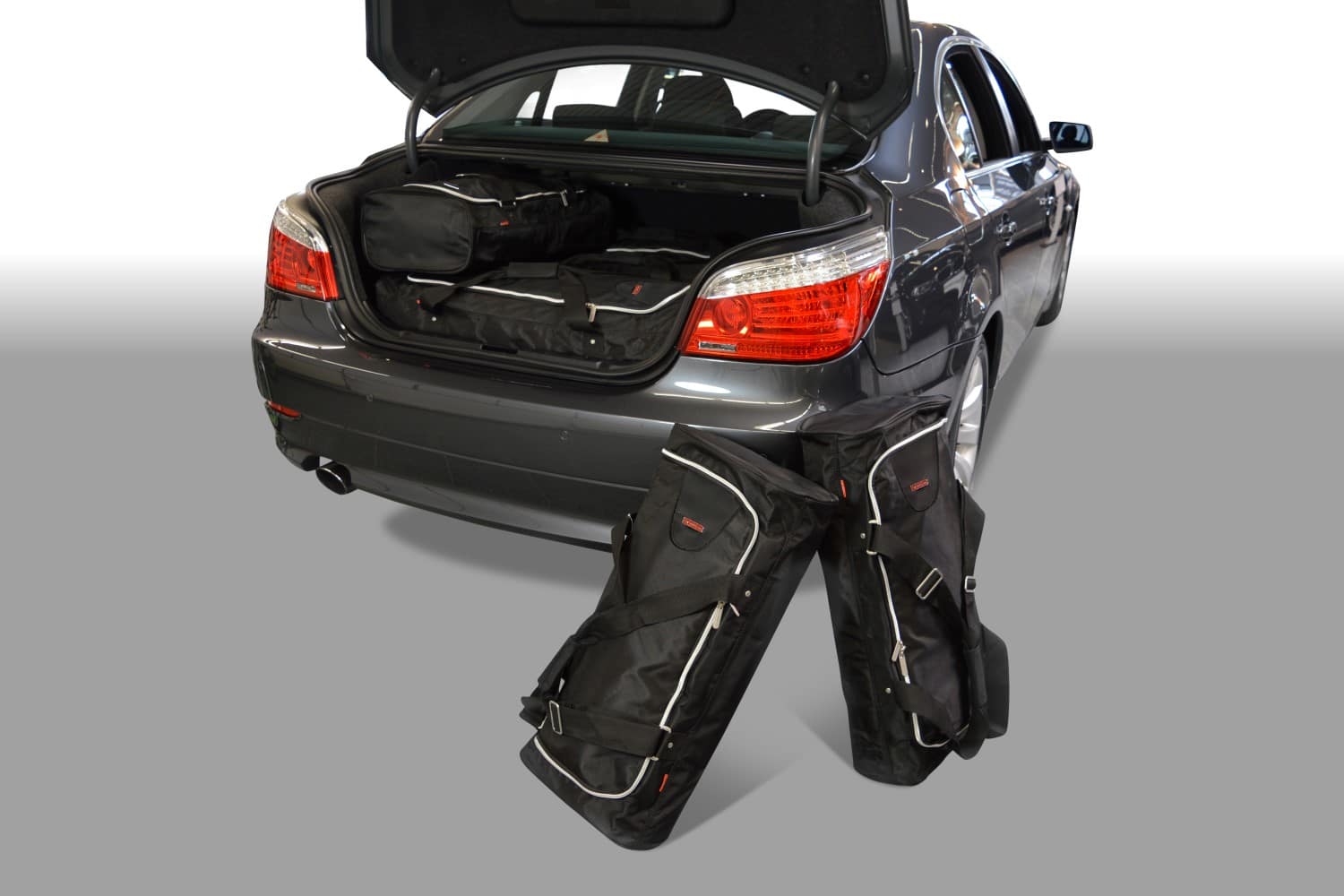 b11401s-bmw-5-serie-sedan-e60-04-10-car-bags-1.jpg Reistassenset geschikt voor BMW 5 Serie (E60) 2003-2010 4-deurs sedan Original - Afbeelding 1