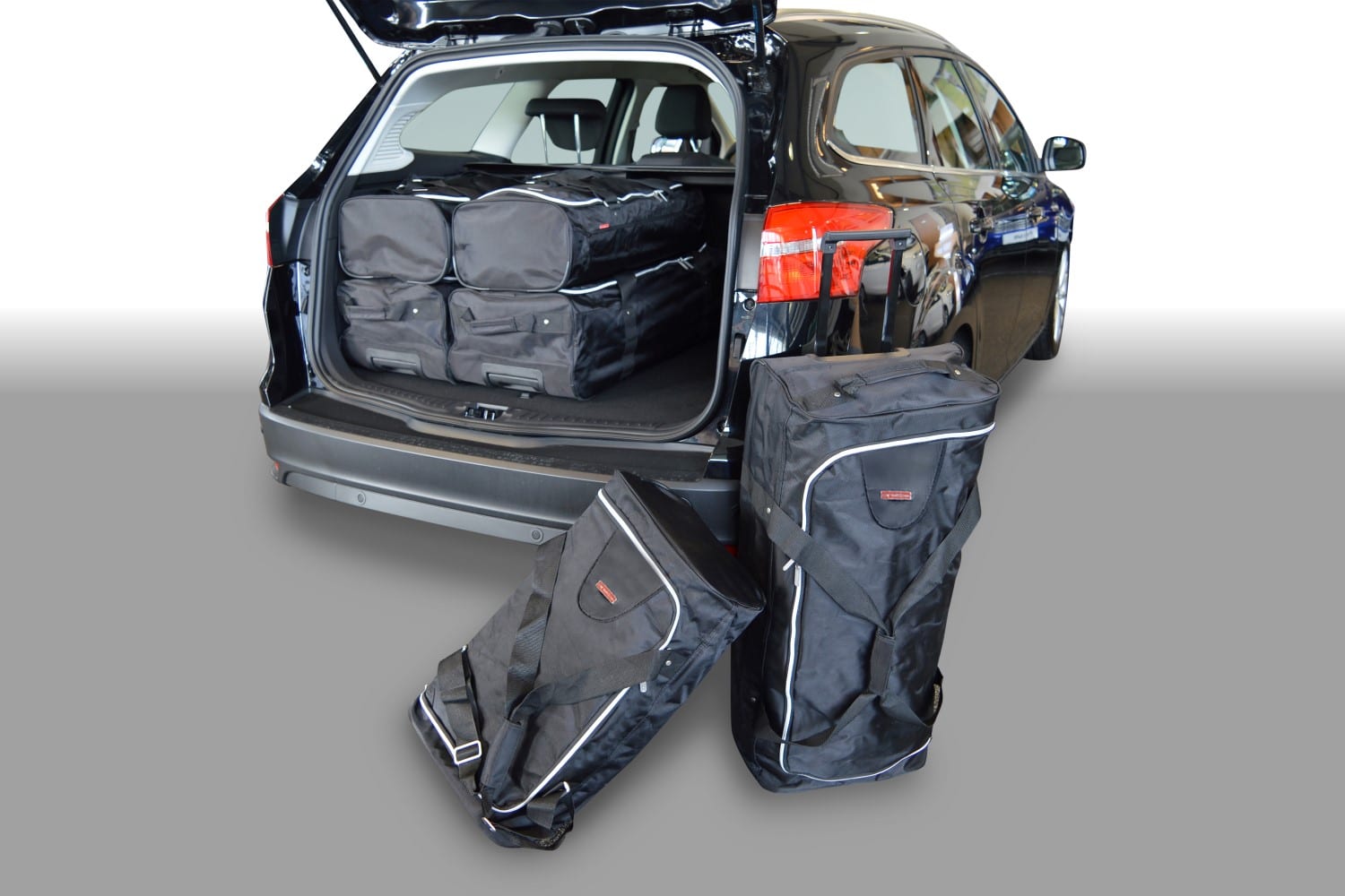 f10301s-ford-focus-wagon-11-car-bags-1.jpg Reistassenset geschikt voor Ford Focus III 2010-2018 wagon Original - Afbeelding 1