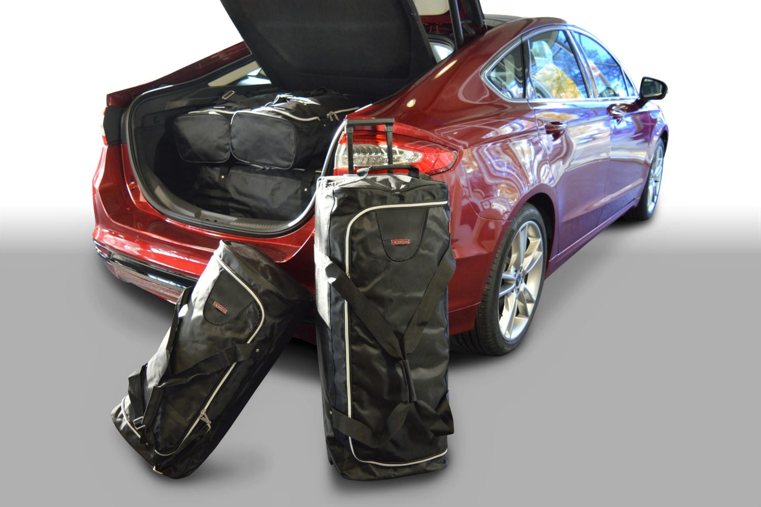 f10701s-ford-mondeo-5d-14-car-bags-1.jpg Reistassenset geschikt voor Ford Mondeo V 2014-2022 5-deurs hatchback Original - Afbeelding 1