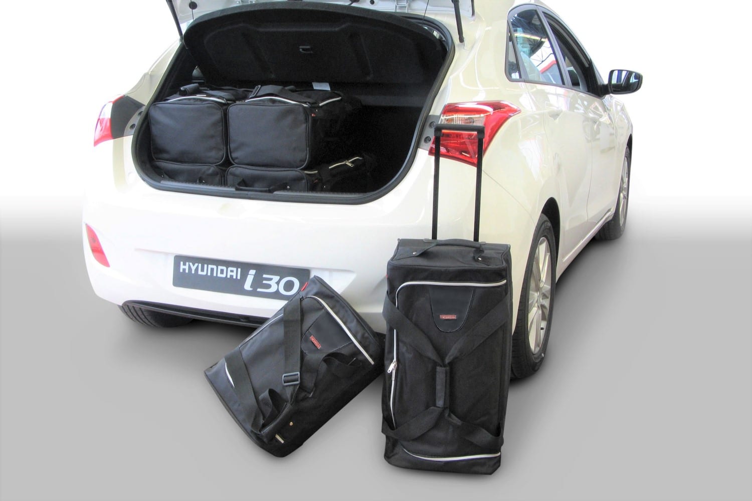 h10401s-hyundai-i30-gd-5d-12-car-bags-1.jpg Reistassenset geschikt voor Hyundai i30 (GD) 2012-2017 5-deurs hatchback Original - Afbeelding 1