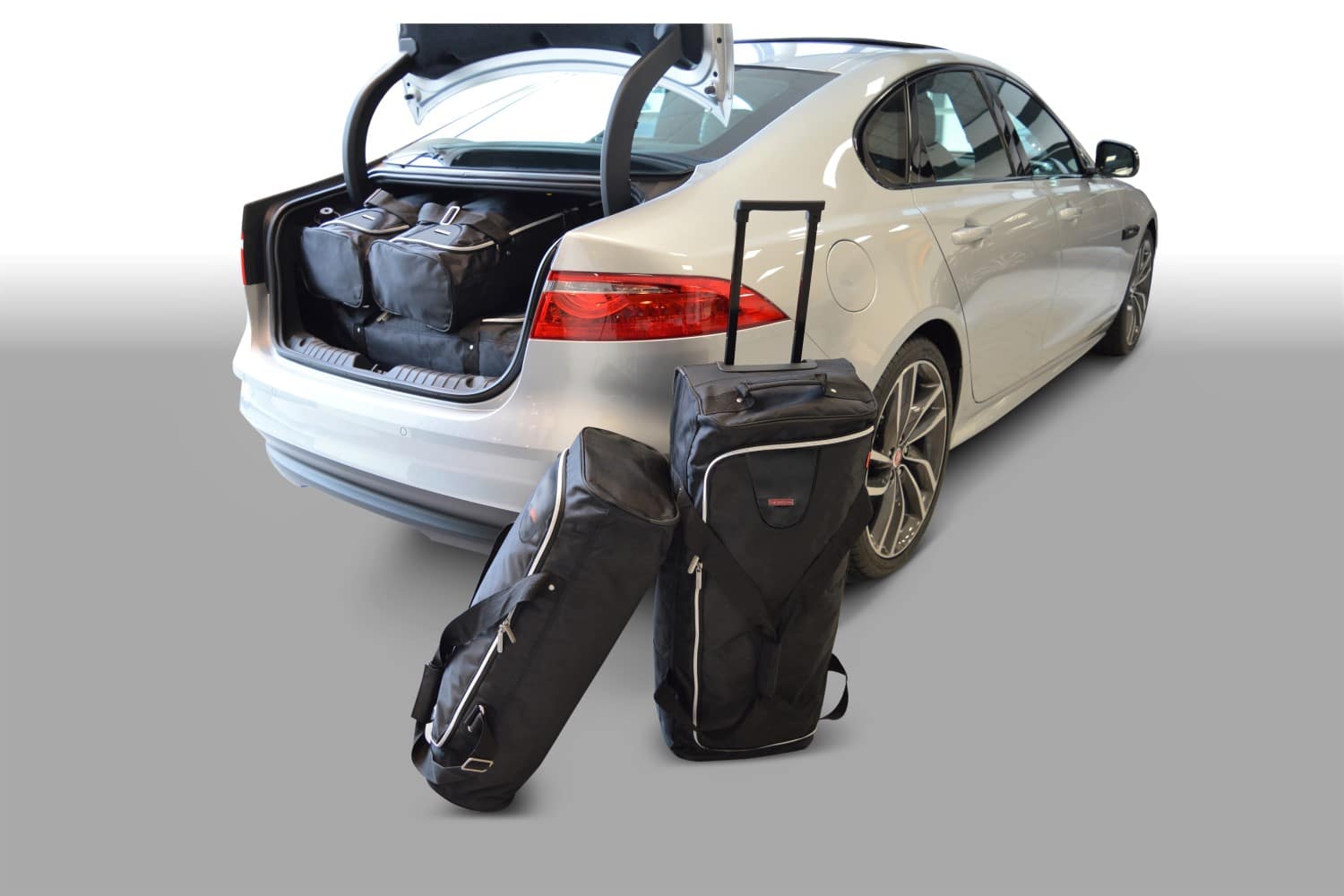 j20301s-jaguar-xf-x260-2015-car-bags-1.jpg Reistassenset geschikt voor Jaguar XF (X260) 2015-heden 4-deurs sedan Original - Afbeelding 1