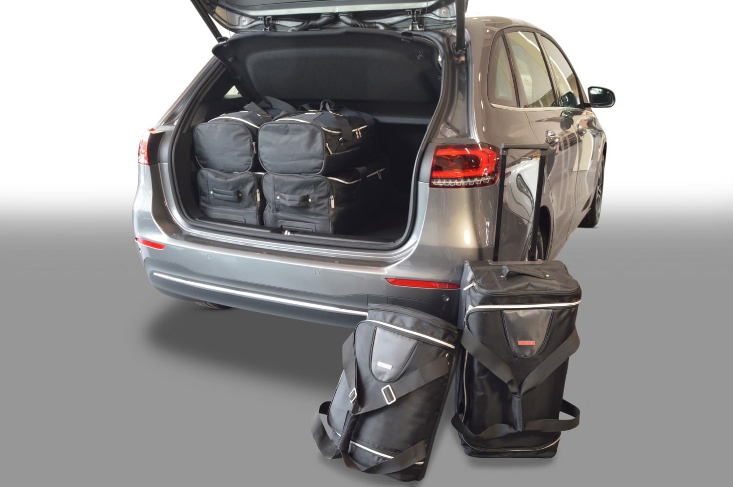 m23501s-mercedes-benz-b-class-w247-2019-car-bags-1.jpg Reistassenset geschikt voor Mercedes-Benz B-Klasse (W247) 2018-heden 5-deurs hatchback Original - Afbeelding 1