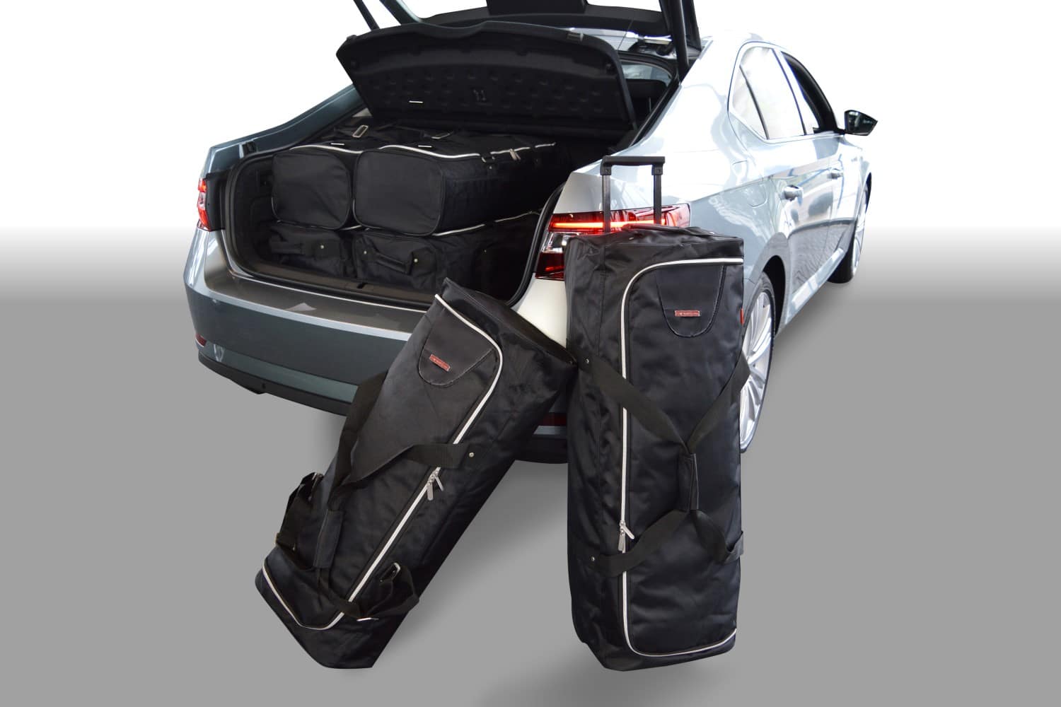 s50801s-skoda-superb-3-15-car-bags-19.jpg Reistassenset geschikt voor Skoda Superb III (3V) 2015-2024 5-deurs hatchback Original - Afbeelding 1